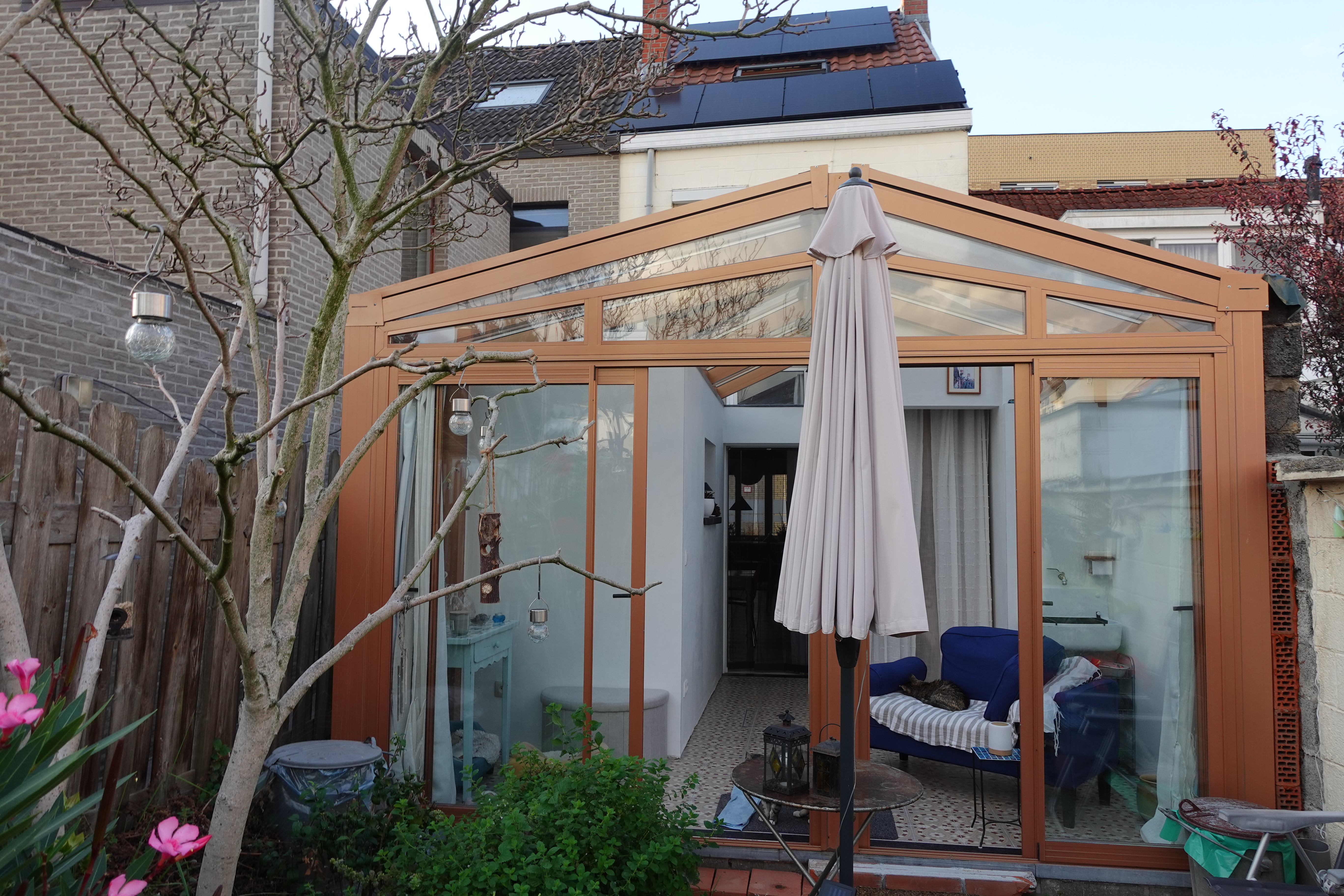 Terrasconstructie, tegels en zonnepannelen